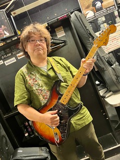 EDDベンチャーズの宣材写真。ギターを構える出演者