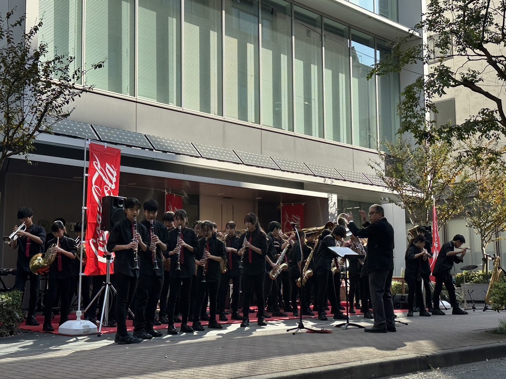 港中学校吹奏楽部の屋外での演奏風景